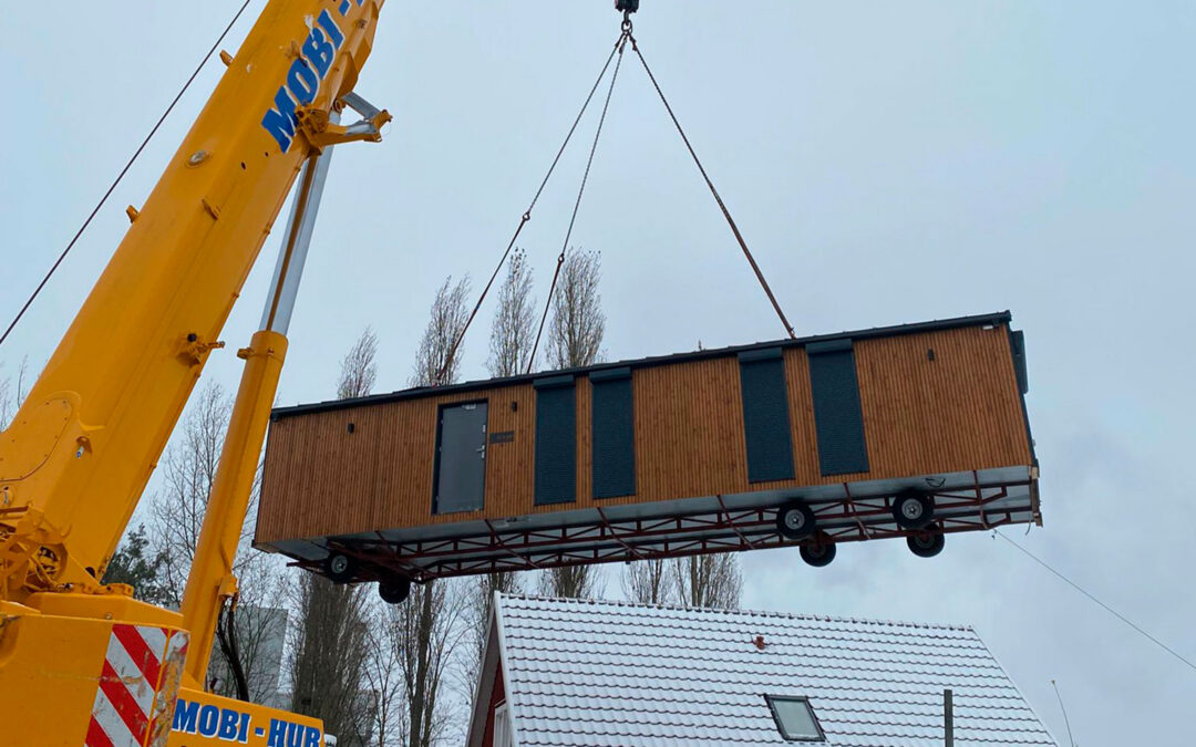 Wie gelangt das Mobilheim auf mein Grundstück und kann es später versetzt werden?
